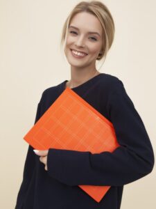 photo-1544717305-2782549b5136