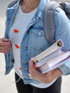 photo-1503676382389-4809596d5290