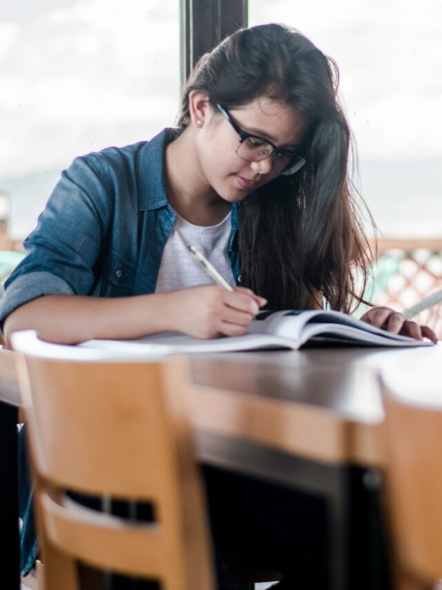 After 12th: 12वीं के बाद कौन सा कोर्स भविष्य के लिए बेहतर रहेगा डिटेल्स,